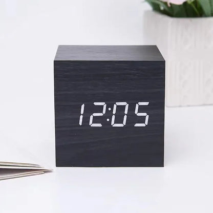 Reloj Despertador LED de Madera con Temperatura y Carga Inalámbrica – USB/AAA para Escritorio