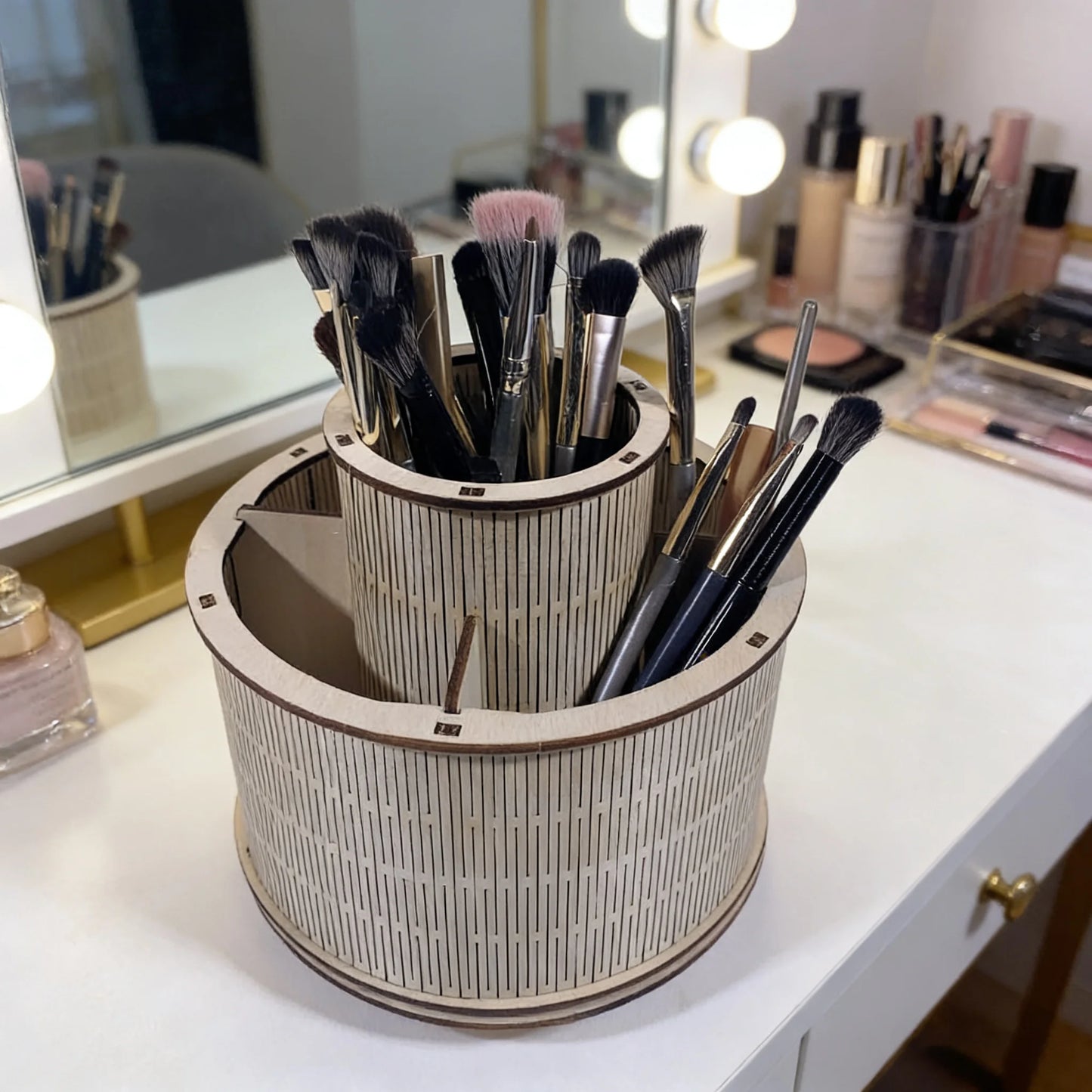 Organizador de Maquillaje Giratorio 3D de Madera – Caja Rotatoria para Pinceles y Cosméticos