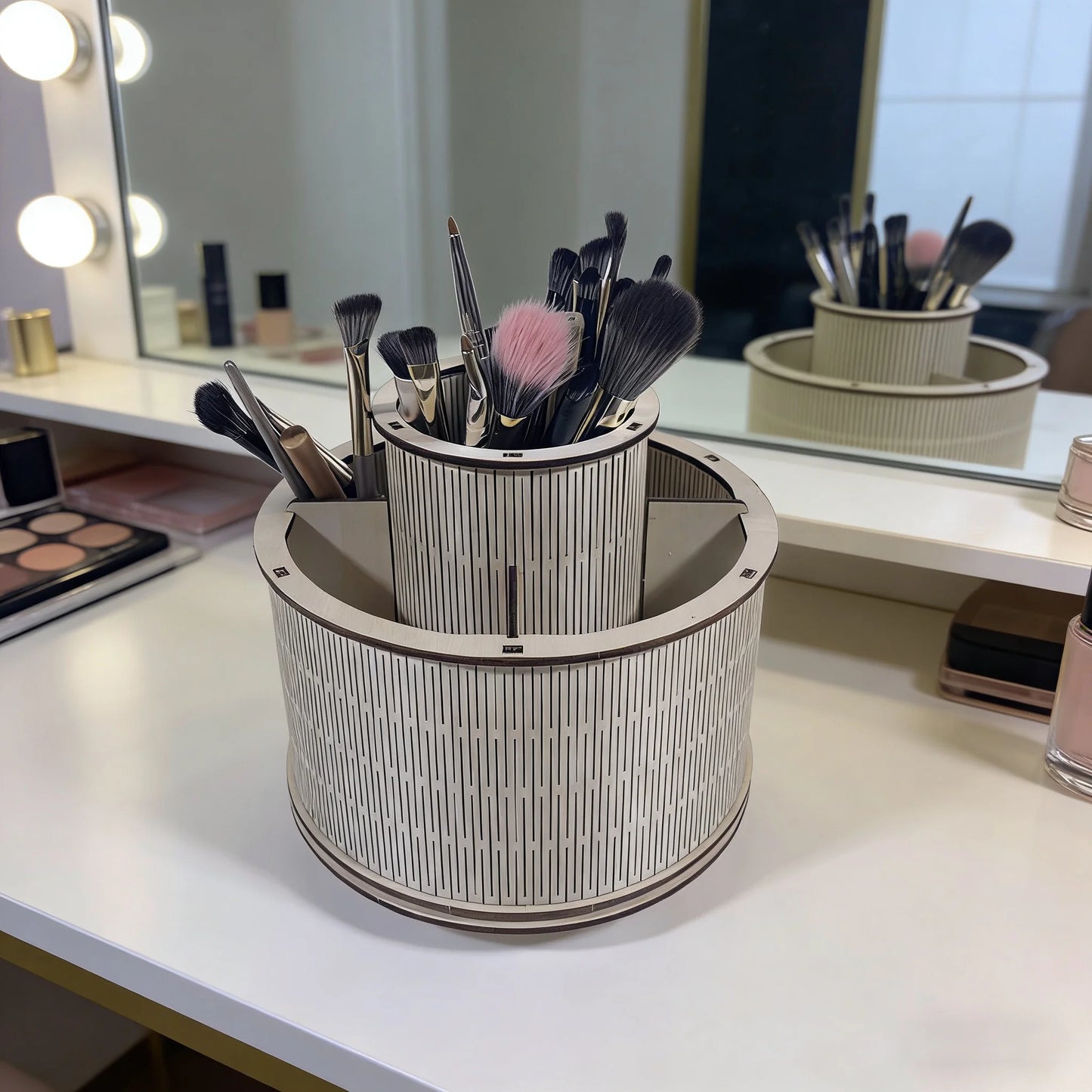 Organizador de Maquillaje Giratorio 3D de Madera – Caja Rotatoria para Pinceles y Cosméticos
