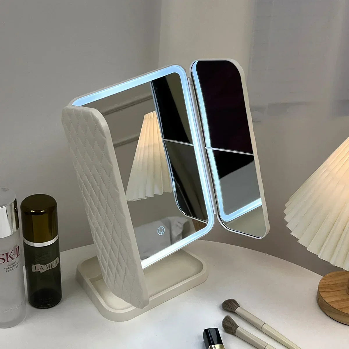 Espejo de Maquillaje Trifold LED con Aumento 3X – Luz Tricolor y Base Organizadora
